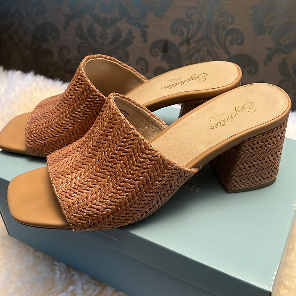 Seychelles Adapt Tan Raffia sandal.